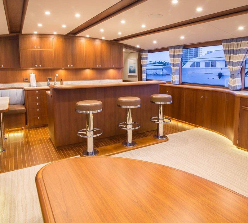 82 SPORTFISHERMAN Sistership Interior – Main salon 3